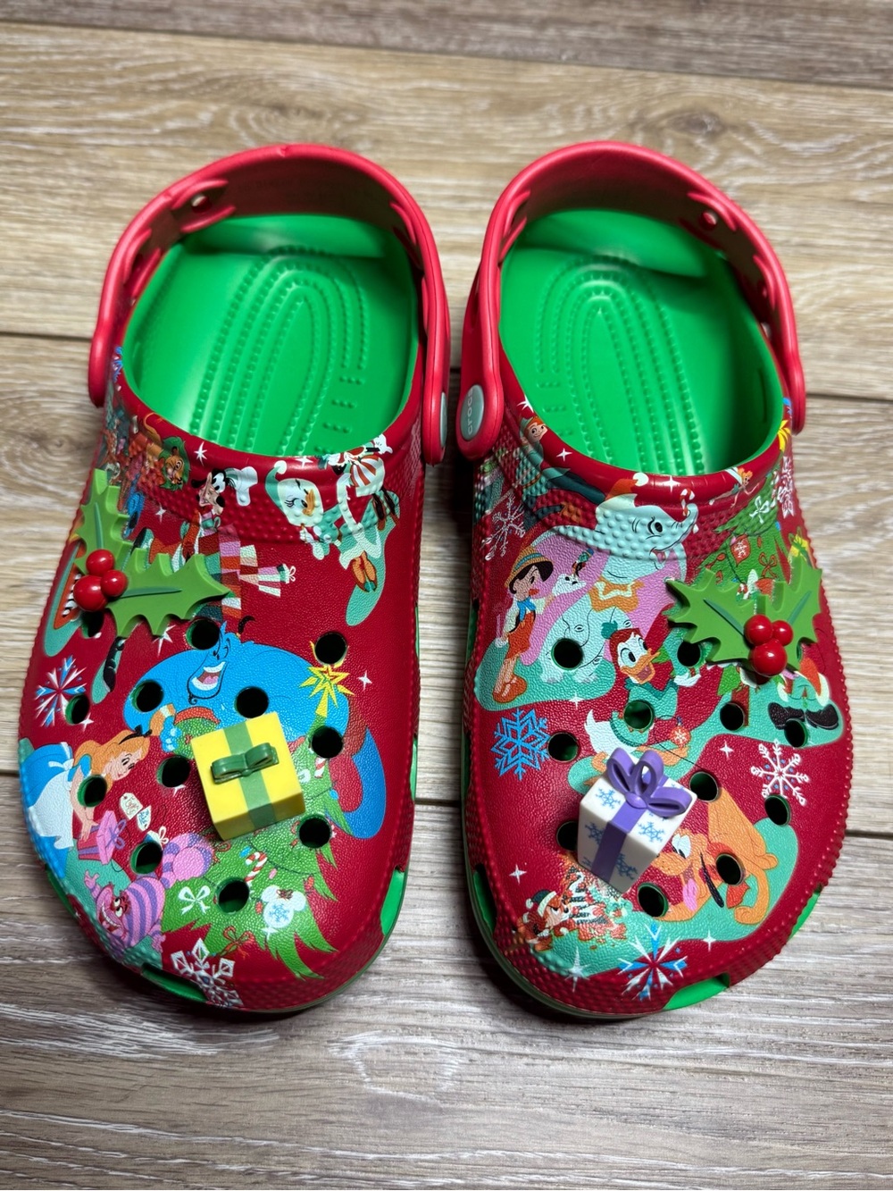 Disney Parks 2023 Christmas Holiday Mickey & Friends Crocs Clogs W7 M5